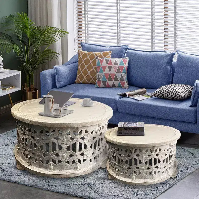Tables basses rondes en bois blanches, motif floral sculpté, 2 pièces