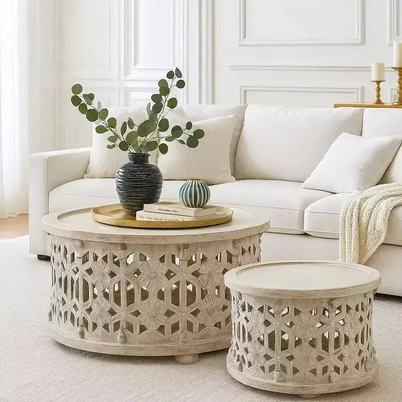 Tables basses rondes en bois blanches, motif floral sculpté, 2 pièces