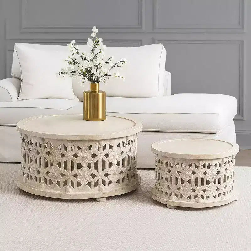 Tables basses rondes en bois blanches, motif floral sculpté, 2 pièces