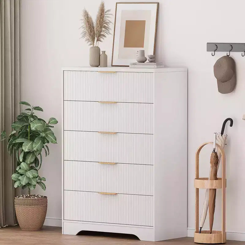 Commode à 5 tiroirs cannelés noir et blanc avec poignées dorées