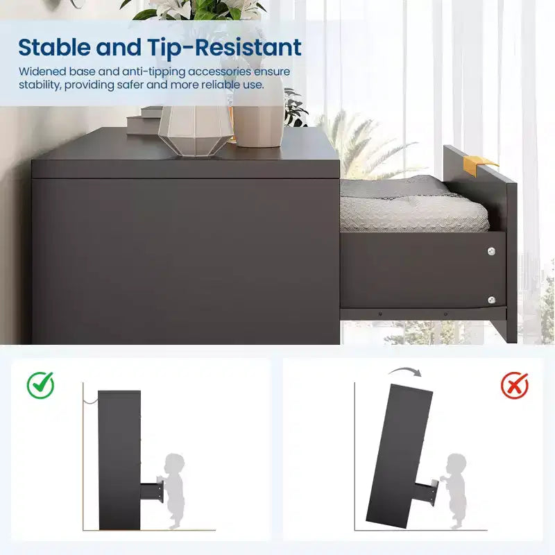 Commode à 5 tiroirs cannelés noir et blanc avec poignées dorées