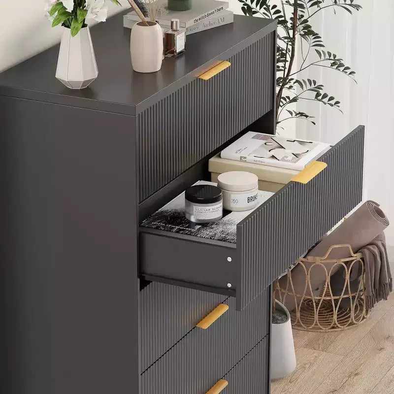 Commode à 5 tiroirs cannelés noir et blanc avec poignées dorées