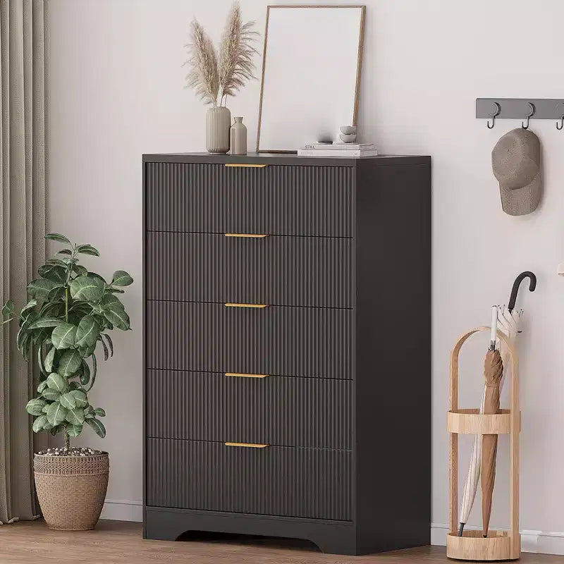 Commode à 5 tiroirs cannelés noir et blanc avec poignées dorées