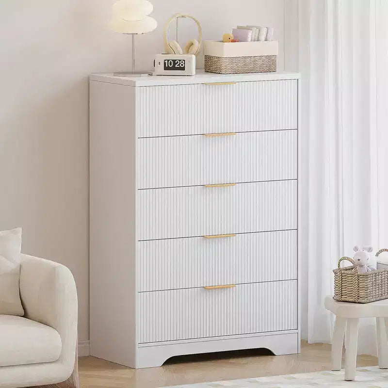 Commode à 5 tiroirs cannelés noir et blanc avec poignées dorées
