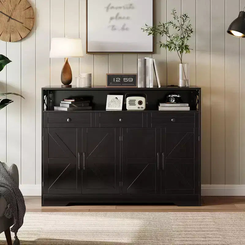 Buffet en bois naturel – 4 portes, 4 tiroirs, étagère ouverte et station de recharge