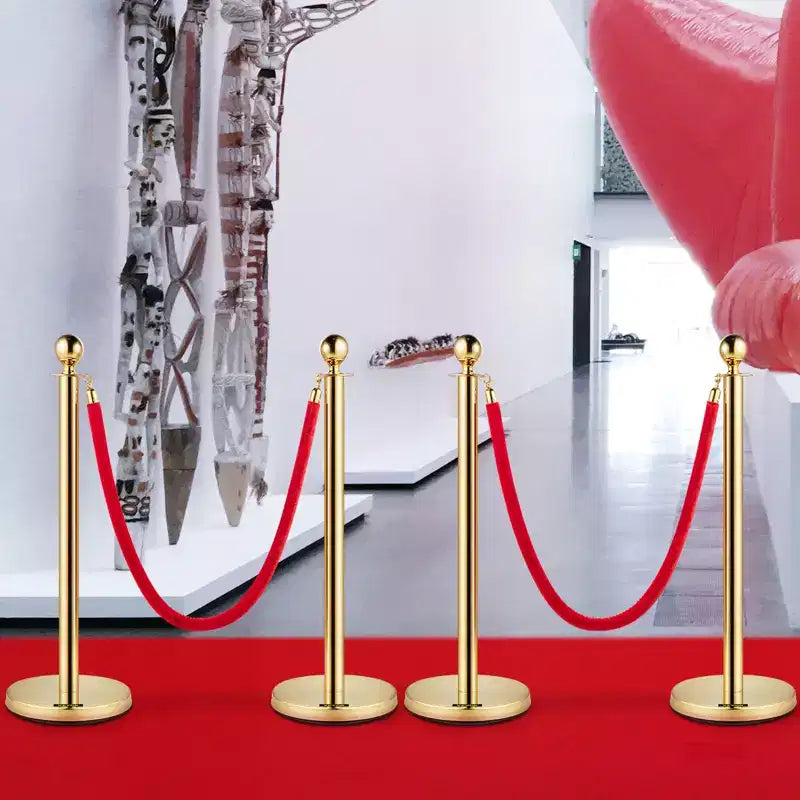 Poteaux de guidage dorés à 4 montants avec corde en velours rouge – Lot de 4