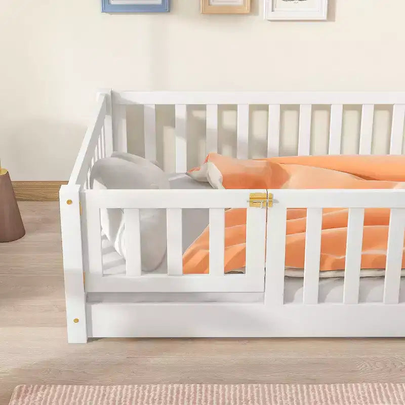 Lit double au sol avec clôture et porte – Espresso / Gris / Naturel / Rose / Blanc, pour 1 enfant