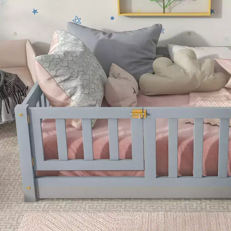 Lit double au sol avec clôture et porte – Espresso / Gris / Naturel / Rose / Blanc, pour 1 enfant