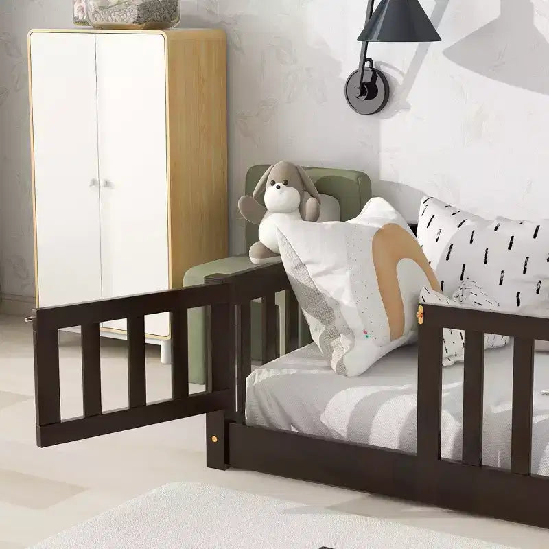 Lit double au sol avec clôture et porte – Espresso / Gris / Naturel / Rose / Blanc, pour 1 enfant