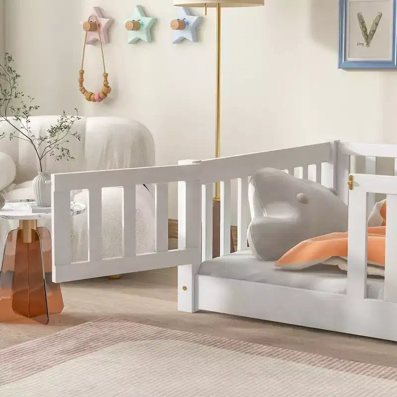Lit double au sol avec clôture et porte – Espresso / Gris / Naturel / Rose / Blanc, pour 1 enfant