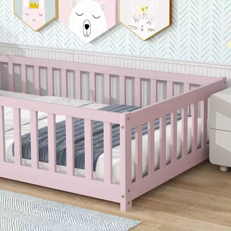 Lit double au sol avec clôture et porte – Espresso / Gris / Naturel / Rose / Blanc, pour 1 enfant