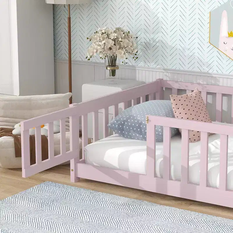 Lit double au sol avec clôture et porte – Espresso / Gris / Naturel / Rose / Blanc, pour 1 enfant