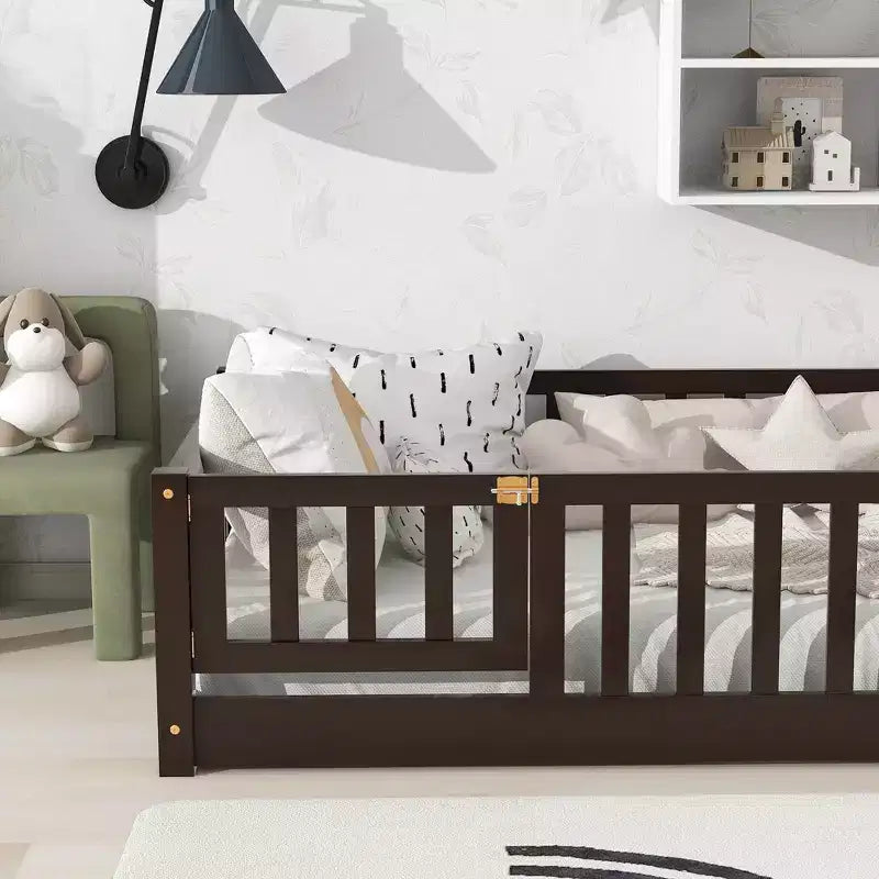 Lit double au sol avec clôture et porte – Espresso / Gris / Naturel / Rose / Blanc, pour 1 enfant