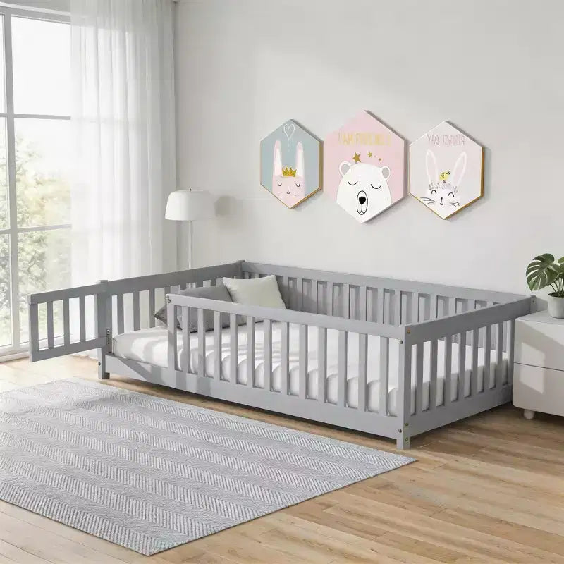 Lit double au sol avec clôture et porte – Espresso / Gris / Naturel / Rose / Blanc, pour 1 enfant