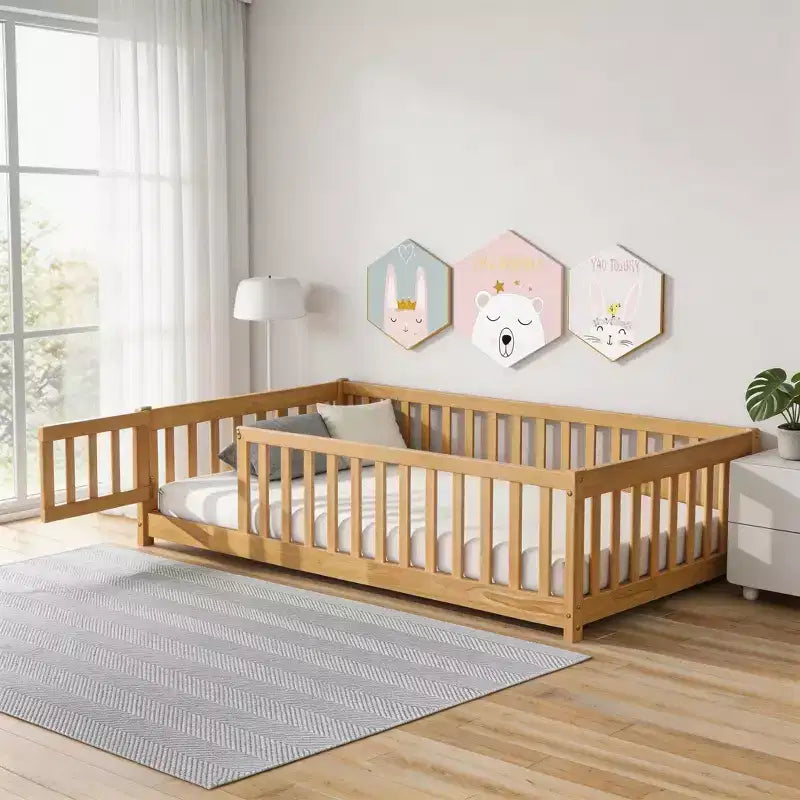 Lit double au sol avec clôture et porte – Espresso / Gris / Naturel / Rose / Blanc, pour 1 enfant