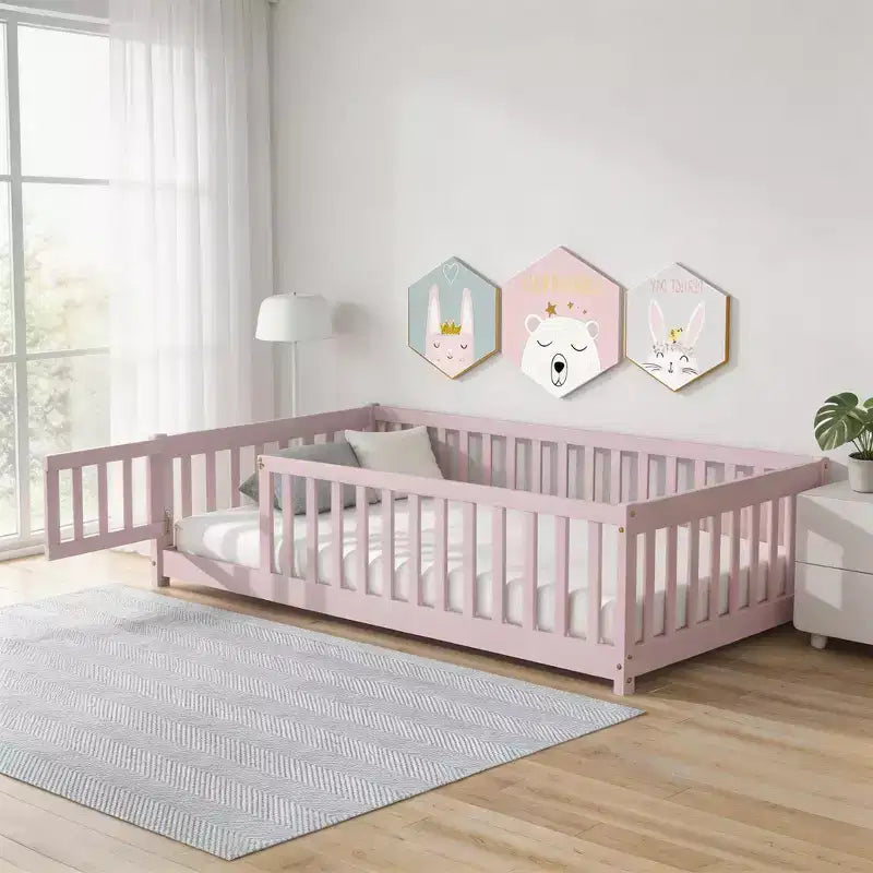 Lit double au sol avec clôture et porte – Espresso / Gris / Naturel / Rose / Blanc, pour 1 enfant