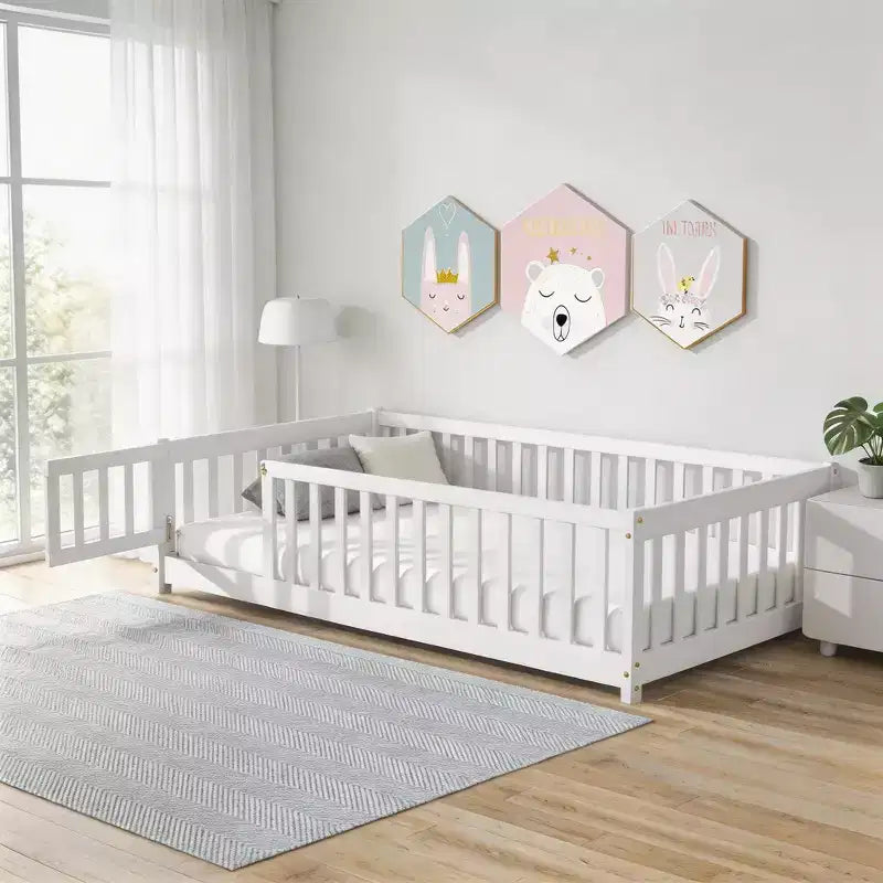 Lit double au sol avec clôture et porte – Espresso / Gris / Naturel / Rose / Blanc, pour 1 enfant