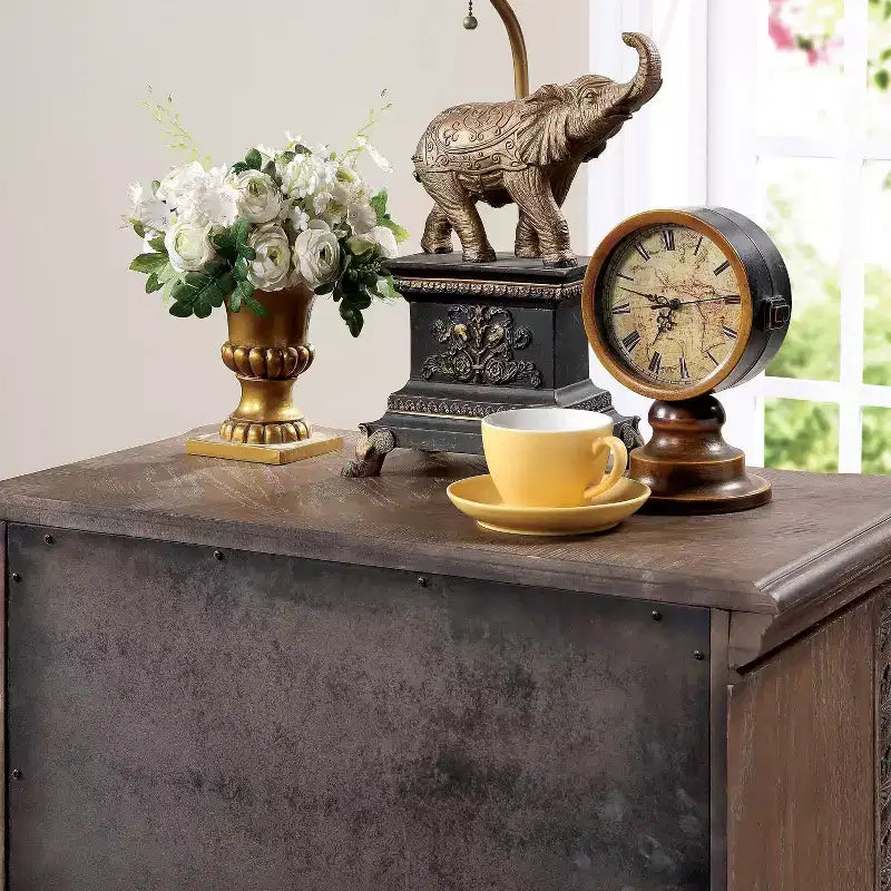 Table de chevet brune à 3 tiroirs avec panneaux miroirs, 1 personne